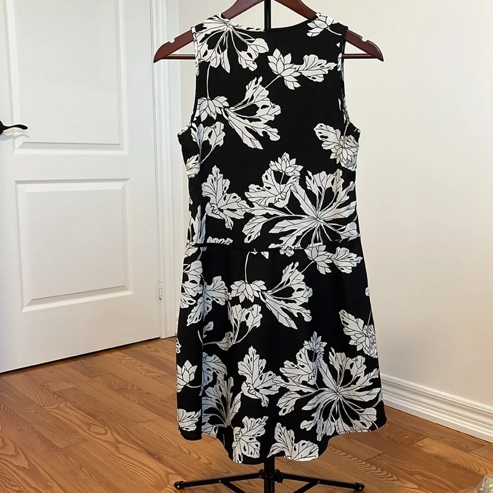 Banana republic black and white floral mini tie neck dress 0P - Picture 6 of 8